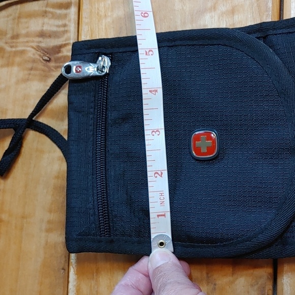 SwissGear Versatile Compact Nylon Travel Bag - Picture 14 of 14